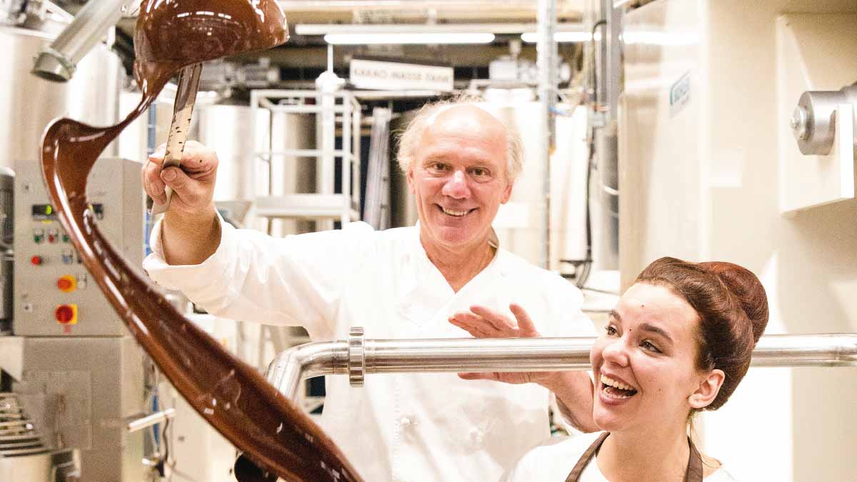Josef Zotter und seine Tochter Julia mit flüssiger Schokolade