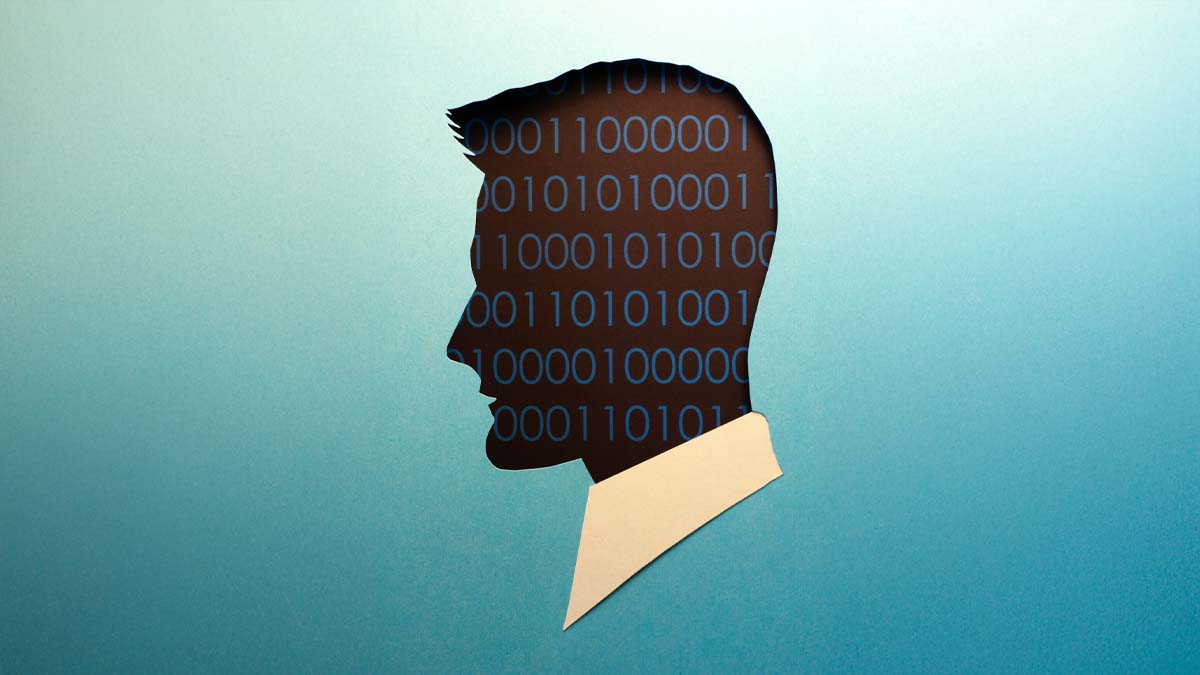 Silhouette eines Kopfes im Profil mit Binärcode darin vor blauem Hintergrund.