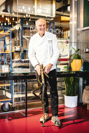 Josef Zotter mit Bronze-Figur "Sepp, der Nasenbohrer“