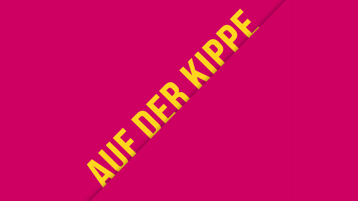 Schriftzug "AUF DER KIPPE" auf magenta-farbenem HIntergrund