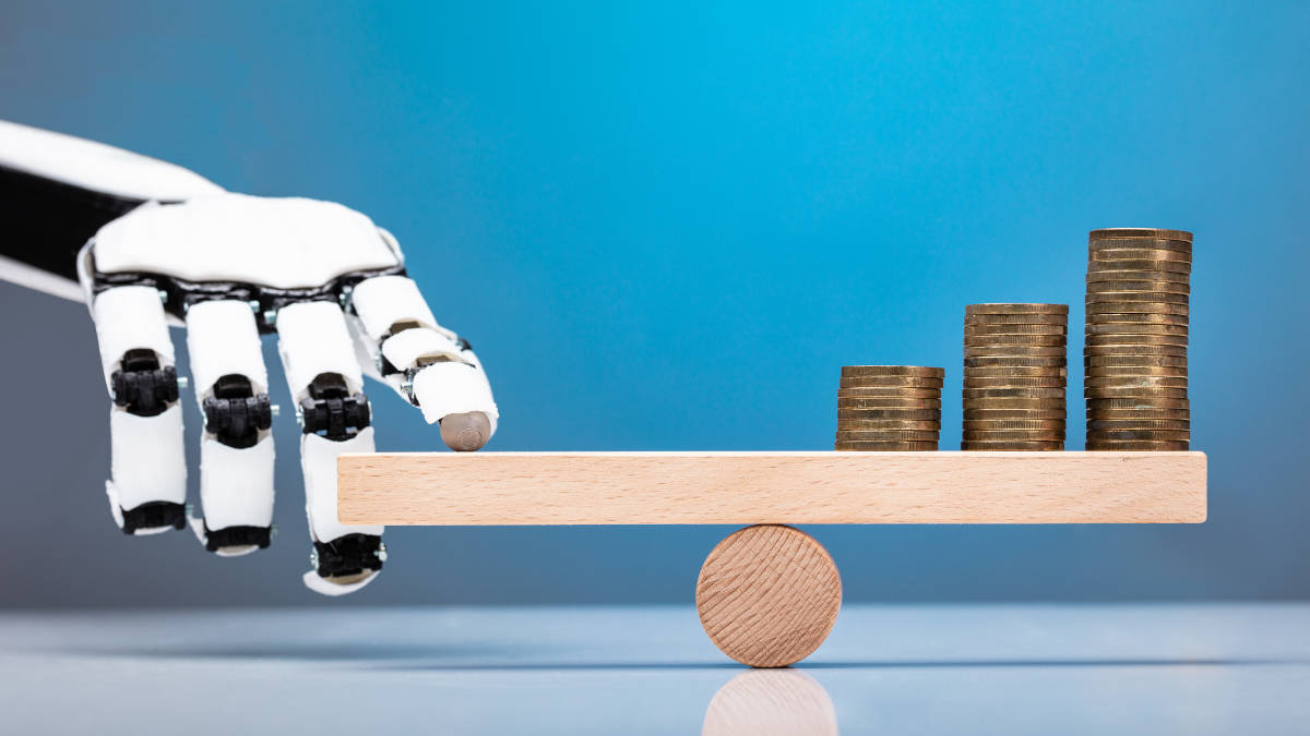 Eine Roboterhand hält den Zeigefinger auf die linke Seite einer Wippe. Auf der rechten Seite sind Euro-Münzen aufgestapelt.