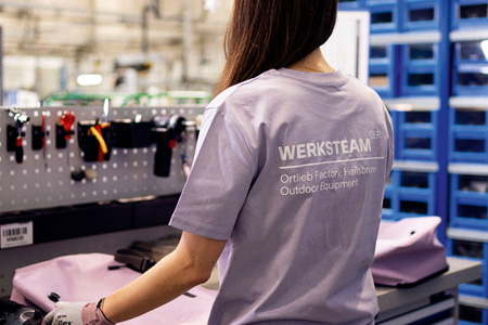 Eine Ortlieb-Mitarbeiterin in der Produktion am Firmensitz in Heilsbronn. Die Firma beschäftigt 300 Leute, von denen viele Radfans sind. Ein Muss sei das nicht, wer aber gern Rad fährt, versteht die Kunden besser.